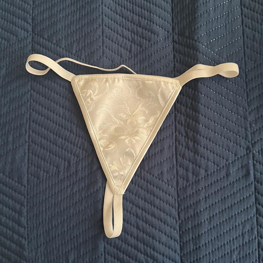 🆕 white g-string thong